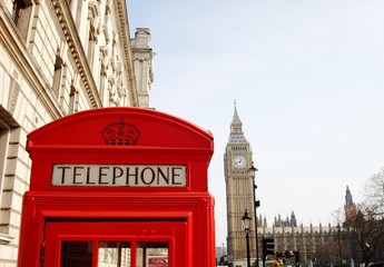 Fototapeta na wymiar Cabine téléphonique Londonienne avec Big Ben.