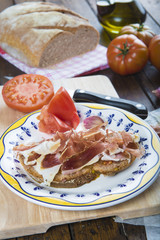 Jamón, pan, tomate, aceite de oliva y ajo para hacer el típico pan tumaca español