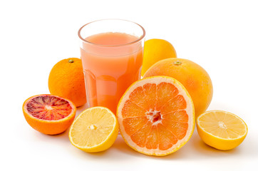 Zitrusfrüchte und Saft