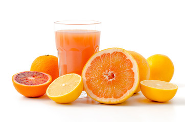 Zitrusfrüchte und Saft