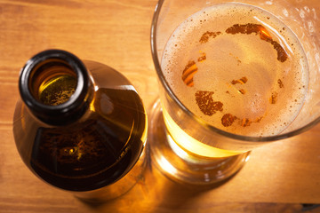 Bierglas mit Bierflasche
