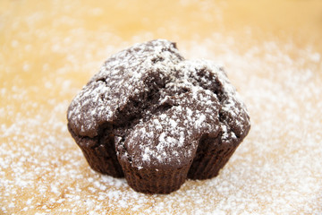 muffin al cioccolato cosparso di zucchero a velo