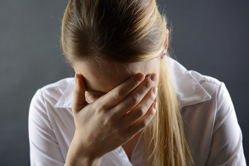 Frau ist traurig und hat Depressionen vor Einsamkeit, Trauer und Sorgen