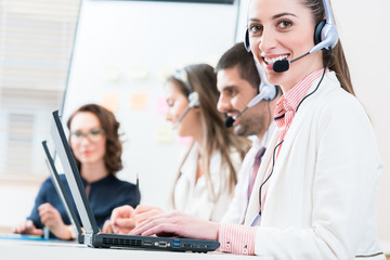 Frau und Mann als Operator im Callcenter bei Hotline Service