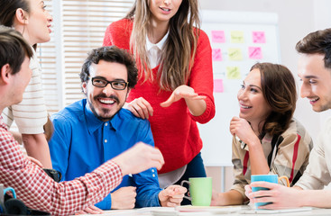 Team in Kreativ Agentur diskutiert in Meeting und hat Ideen Brainstorm