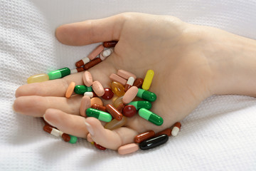 Hand voller Pillen, Tabletten und Kapseln nach Suizid, Selbstmord oder Freitod