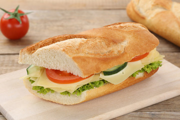 Belegtes Baguette zum Frühstück mit Käse