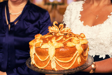 wedding loaf in mother's hands