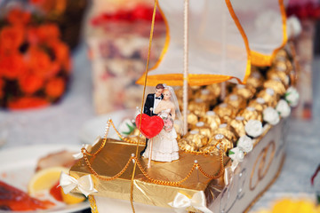 figures newlywed and to the ship of candies