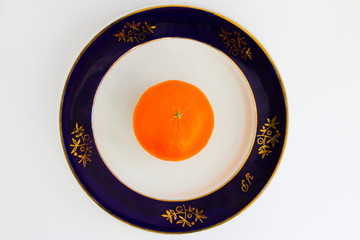 an orange on the plate with blue border