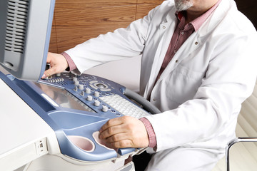 Lekarz ginekolog przeprowadza badanie USG - obrazy, fototapety, plakaty