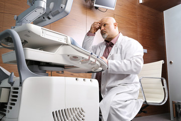 Lekarz ginekolog przeprowadza badanie USG - obrazy, fototapety, plakaty