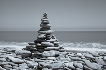 Steinmännchen aus Kieselsteinen am Strand