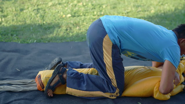 Folding the parachute 