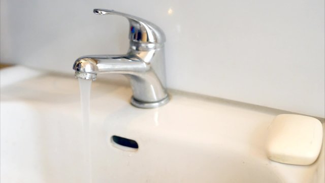 Handreinigung mit Seife unter laufendem Wasser
