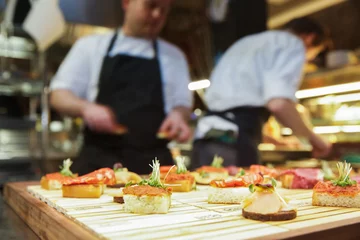 Türaufkleber Restaurant, Catering, Köche bereiten Vorspeisen © bilderstoeckchen