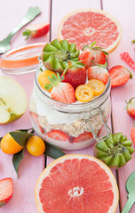 Porridge mit Quark und Fruechten