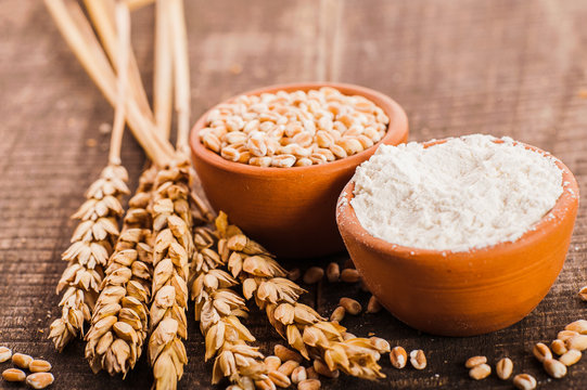 Photo  of  fresh wheat grains and flour