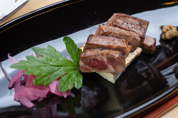 三川食堂：沖縄の肉料理の魅力｜三川食堂