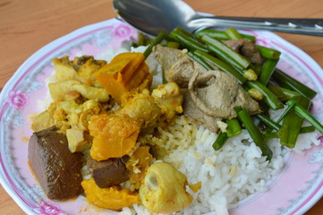 chicken curry and stir-fried  flower garlic chives with pork liver on rice