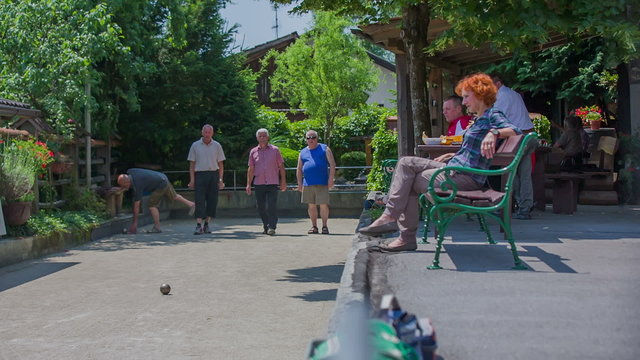 Recreational bouling game