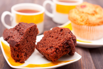 Cupcakes with tea on black wooden background