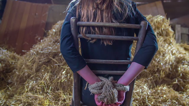 Kidnapper comes with knifes from behind 