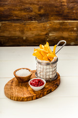 Pommes Frites in einen Servierkorb