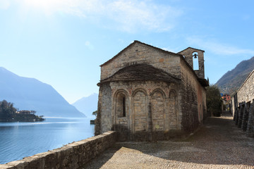 Fototapeta premium La tipica chiesa di S.Giacomo (XI secolo). Sala Comacina. Lago di Como.