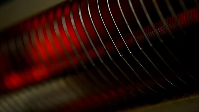 Elektische Heizung beginnt zu gl&uuml;hen vor Hitze