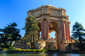 Fototapeta na wymiar The Famous San Francisco landmark - Palace of Fine Arts