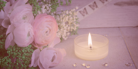 Obraz na płótnie Canvas Blumen, Ranunkel, Kerzenlicht und Schmetterlinge - Hintergrund für Relax, Wellness
