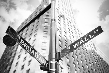 Naklejka premium Tablice Wall Street i Broadway na Manhattanie, Nowy Jork, USA