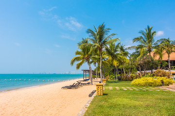 Obraz na płótnie Canvas Beautiful beach and sea with palm tree