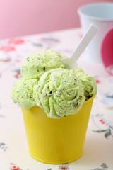 ice cream verde in barattolo di metallo giallo sfondo rosa