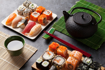 Obrazy na Szkle  Zestaw sushi, bułki maki i zielonej herbaty