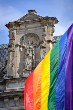 Justitia und Regenbogenflagge am Kölner Rathaus