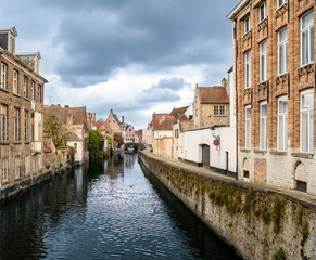 Fototapeta na wymiar Ein Kanal/eine Gracht in Brügge, Belgien. Fotografiert von der Torenbrug aus.