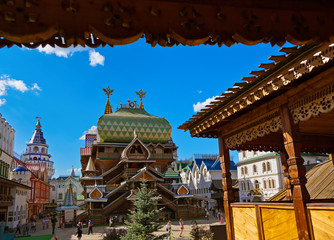 Obraz premium MOSCOW, RUSSIA - AUGUST 17: Walking people in Izmailovo Kremlin