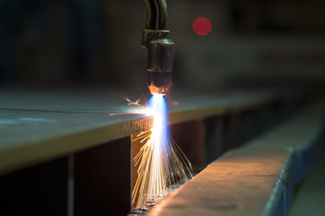 Cutting steel plate with oxygen