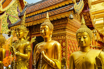Naklejki  Wielu Buddów w Wat Phra That Doi Suthep - Chiang Mai, Tajlandia