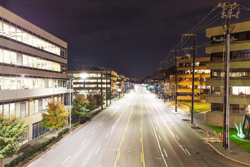 Obraz premium traffic on city road in seattle at night