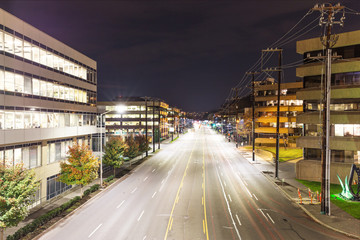 traffic on city road in seattle at night