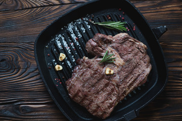 Above view of a grill pan with cooked rancho beef steak