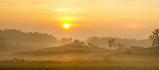 mglisty poranek na wiejskiej farmie
