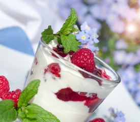Leckerer, fruchtiger Sommer-Genuss:Joghurt mit Himbeeren und Minze