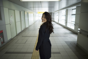 Obraz premium Woman smiling at the station platform