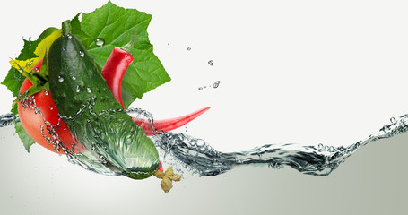 Obrazy na Szkle  Ogórek, pomidor i papryka w sprayu wody.