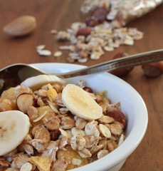 Müsli mit verschiedenen Nüssen und Banane