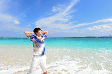 美しい沖縄の海でくつろぐ男性